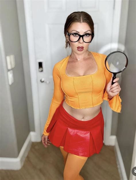 Velma cosplay (by fandafatpanda) : r/VelmaNSFW